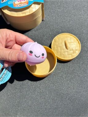 Squishy toy steamed bun NWT unisex simplifying squishy toy